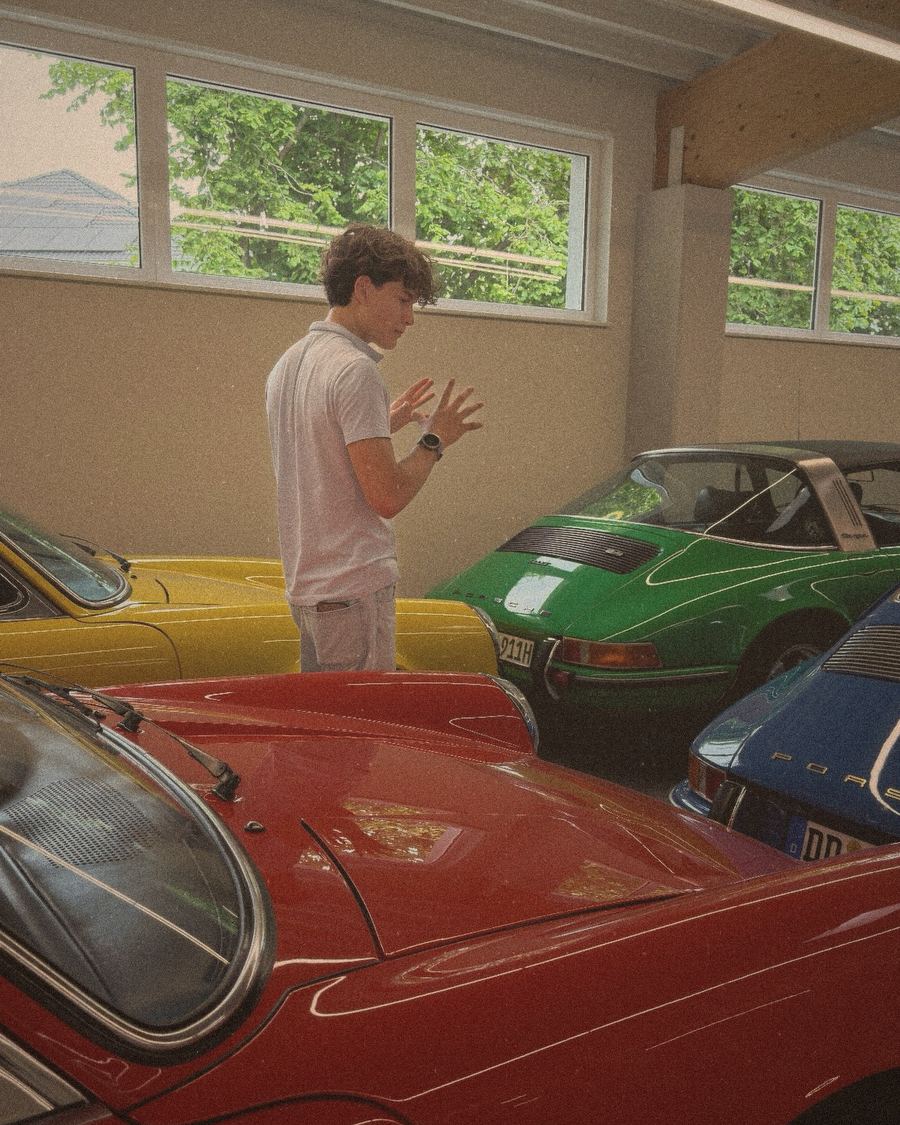 Max Oehmichen zwischen Oldtimern